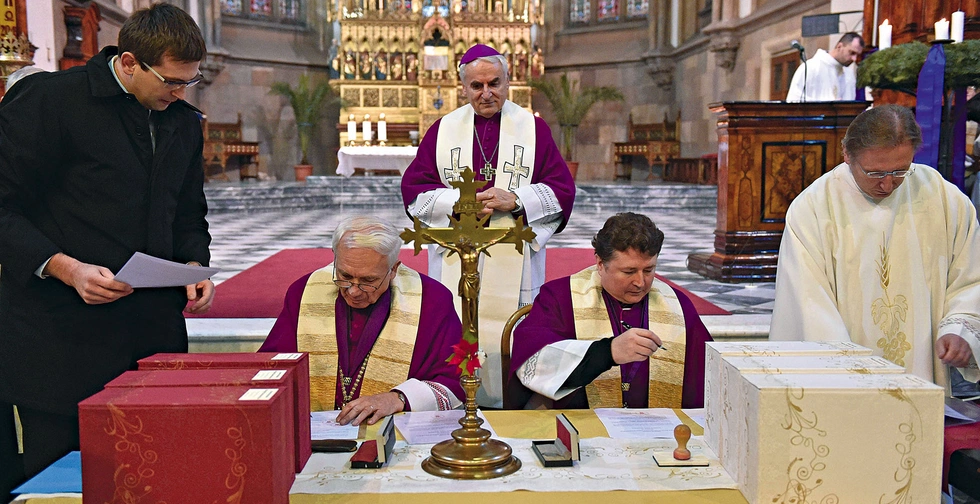 Wstępne badanie domniemanego cudu za wstawiennictwem sługi Bożego prowadzi komisja powołana w diecezji, w której ten cud się zdarzył. Zebrana dokumentacja trafia następnie do watykańskiej Dykasterii Spraw Kanonizacyjnych.