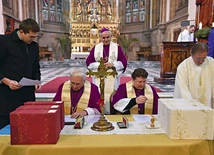 Wstępne badanie domniemanego cudu za wstawiennictwem sługi Bożego prowadzi komisja powołana w diecezji, w której ten cud się zdarzył. Zebrana dokumentacja trafia następnie do watykańskiej Dykasterii Spraw Kanonizacyjnych.