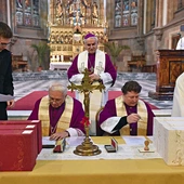 Wstępne badanie domniemanego cudu za wstawiennictwem sługi Bożego prowadzi komisja powołana w diecezji, w której ten cud się zdarzył. Zebrana dokumentacja trafia następnie do watykańskiej Dykasterii Spraw Kanonizacyjnych.