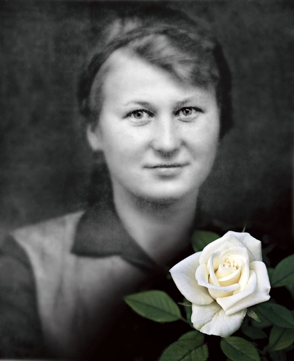 Helena Joanna Hoffmann w 1928 roku wstąpiła do Zgromadzenia Sióstr Maryi Niepokalanej i przyjęła imię Maria Dulcissima. Na swoją duchową patronkę wybrała św. Teresę od Dzieciątka Jezus.