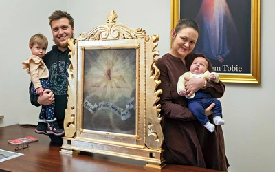 Kacper i Dominika Dobkowscy z córkami: cudownie uzdrowioną Esterką i maleńką Anielą.