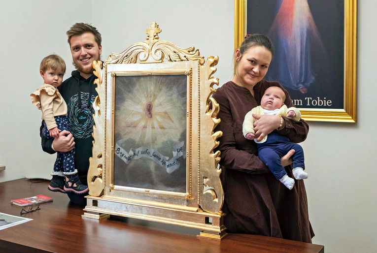 Kacper i Dominika Dobkowscy z córkami: cudownie uzdrowioną Esterką i maleńką Anielą.