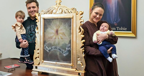 Kacper i Dominika Dobkowscy z córkami: cudownie uzdrowioną Esterką i maleńką Anielą.