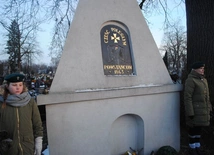 Obelisk na cmentarzu parafilanym w Stalowej Woli.