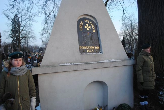 Obelisk na cmentarzu parafilanym w Stalowej Woli.