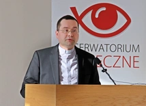 Religijność Polaków spada, tak jak autorytet Kościoła. Co robić?