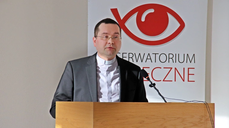 Religijność Polaków spada, tak jak autorytet Kościoła. Co robić?