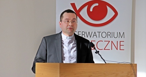 Religijność Polaków spada, tak jak autorytet Kościoła. Co robić?