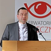 Religijność Polaków spada, tak jak autorytet Kościoła. Co robić?