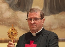 Ojciec Jacek Mond z relikwiami założyciela zgromadzenia, św. Kamila