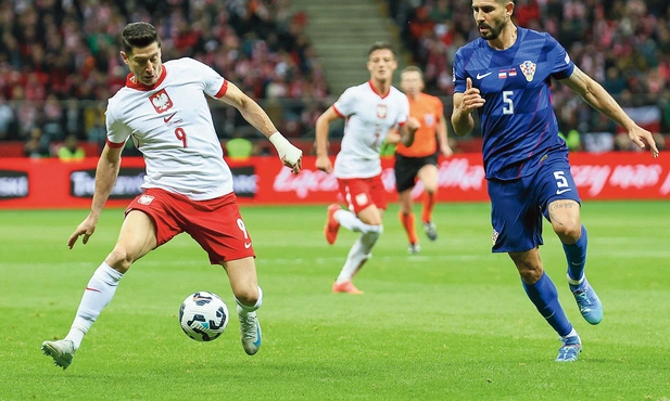 Robert Lewandowski z orzełkiem na piersi występuje 17 lat. Wciąż jest siłą napędową drużyny, która w tym roku powalczy o awans na turniej mistrzostw świata 