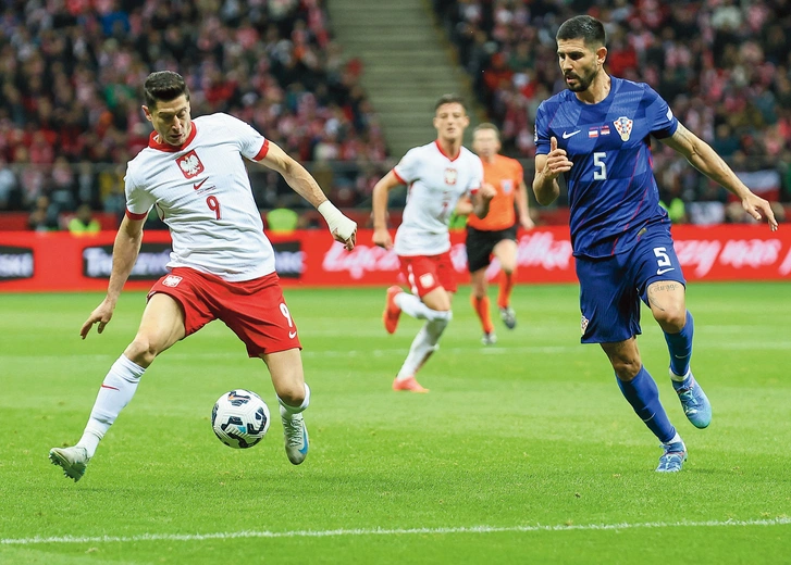 Robert Lewandowski z orzełkiem na piersi występuje 17 lat. Wciąż jest siłą napędową drużyny, która w tym roku powalczy o awans na turniej mistrzostw świata 
