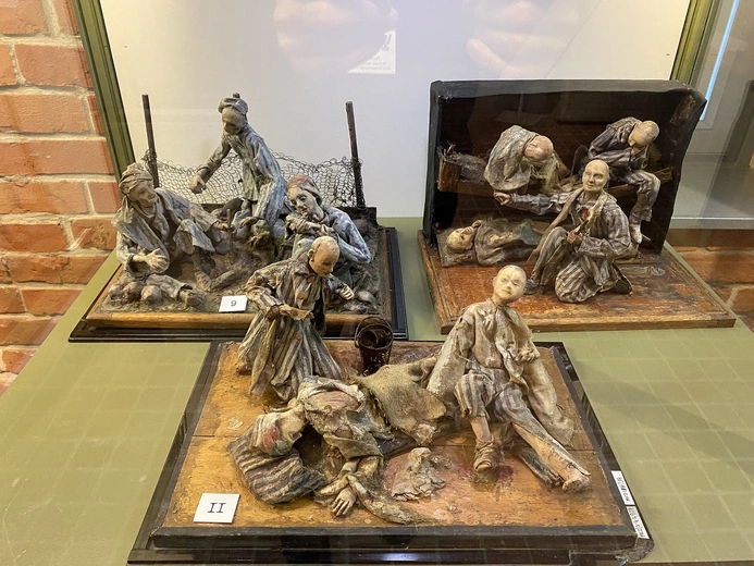 Sceny z życia więźniów niemieckich obozów koncentracyjnych