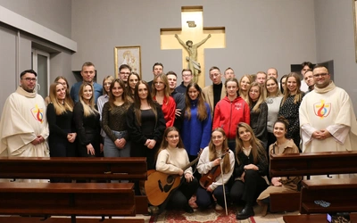 Uczestnicy z księżmi Adrianem Jakubiakiem (z lewej) i Mariuszem Chamerskim w kaplicy seminaryjnej.