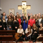 Uczestnicy z księżmi Adrianem Jakubiakiem (z lewej) i Mariuszem Chamerskim w kaplicy seminaryjnej.