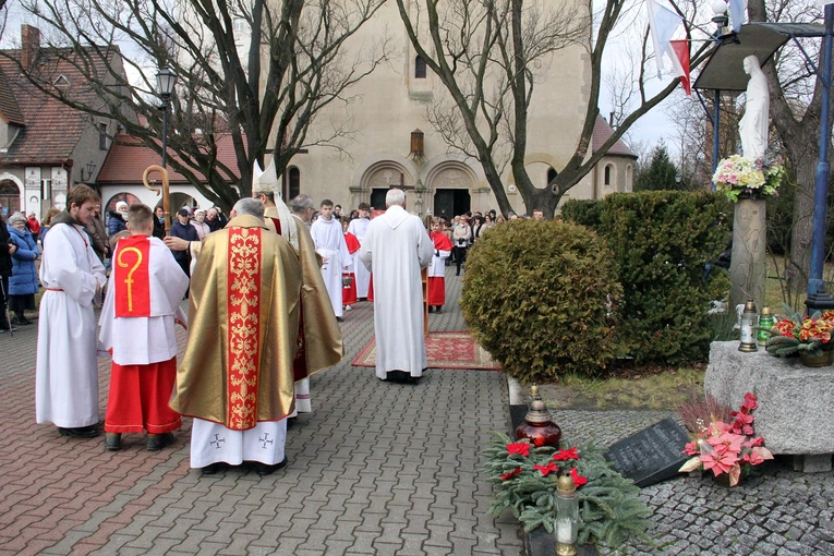 Otwarcie Roku Jubileuszowego i przejście przez bramę na wrocławskim Brochowie