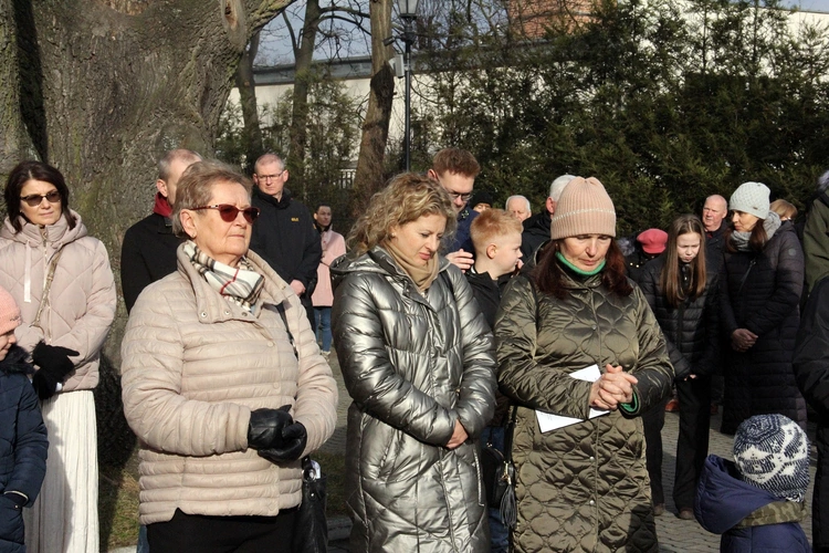 Otwarcie Roku Jubileuszowego i przejście przez bramę na wrocławskim Brochowie