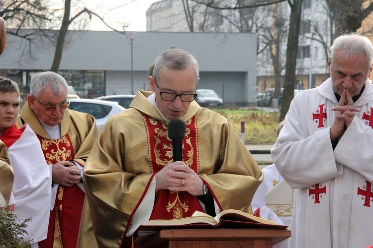 Otwarcie Roku Jubileuszowego i przejście przez bramę na wrocławskim Brochowie