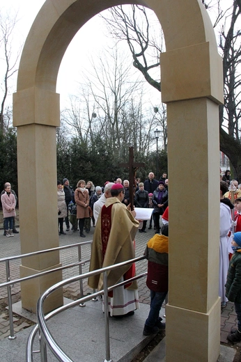 Otwarcie Roku Jubileuszowego i przejście przez bramę na wrocławskim Brochowie
