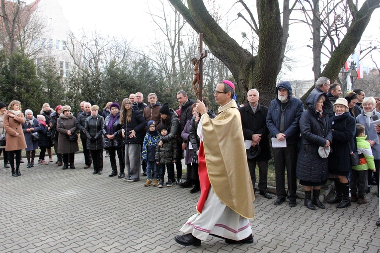 Otwarcie Roku Jubileuszowego i przejście przez bramę na wrocławskim Brochowie