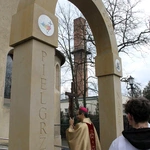 Otwarcie Roku Jubileuszowego i przejście przez bramę na wrocławskim Brochowie