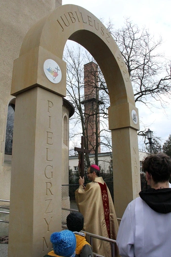 Otwarcie Roku Jubileuszowego i przejście przez bramę na wrocławskim Brochowie