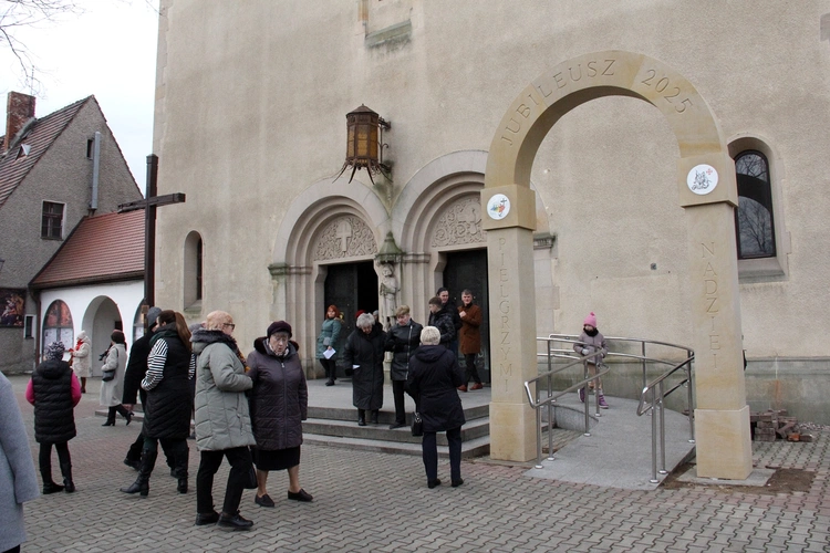 Otwarcie Roku Jubileuszowego i przejście przez bramę na wrocławskim Brochowie