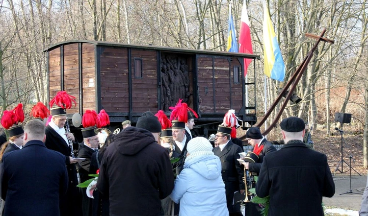 Pod pomnikiem Ofiar Tragedii Górnośląskiej