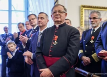 Z Krzyżem Oficerskim Orderu Odrodzenia Polski 