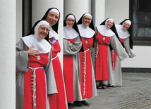 Przychodzą ze świata przepełnionego miałkością, bo pociąga ich to, co radykalne i świeże. Osoby konsekrowane są jak sól