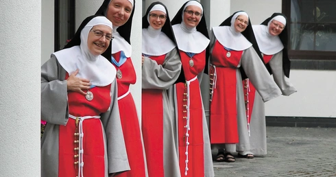 Przychodzą ze świata przepełnionego miałkością, bo pociąga ich to, co radykalne i świeże. Osoby konsekrowane są jak sól