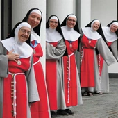 Przychodzą ze świata przepełnionego miałkością, bo pociąga ich to, co radykalne i świeże. Osoby konsekrowane są jak sól