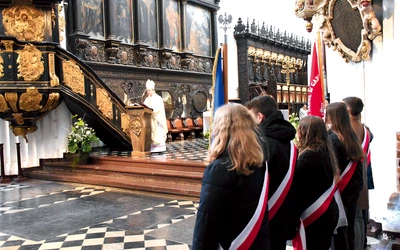 Msza św. zgromadziła ok. 100 osób, wśród których znaleźli się m.in. Piotr Tarnowski, dyrektor Muzeum Stutthof w Sztutowie, wraz z pracownikami muzeum oraz Emil Rojek, wicewojewoda pomorski, a także przedstawiciele szkół i władz samorządowych.