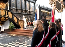 Msza św. zgromadziła ok. 100 osób, wśród których znaleźli się m.in. Piotr Tarnowski, dyrektor Muzeum Stutthof w Sztutowie, wraz z pracownikami muzeum oraz Emil Rojek, wicewojewoda pomorski, a także przedstawiciele szkół i władz samorządowych.