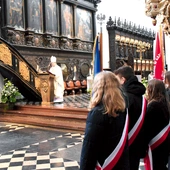 Msza św. zgromadziła ok. 100 osób, wśród których znaleźli się m.in. Piotr Tarnowski, dyrektor Muzeum Stutthof w Sztutowie, wraz z pracownikami muzeum oraz Emil Rojek, wicewojewoda pomorski, a także przedstawiciele szkół i władz samorządowych.