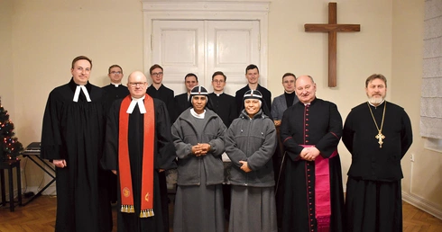 W ewangelicko-metodystycznej kaplicy Emanuela w modlitwie wzięli udział przedstawiciele Kościołów ewangelicko- -augsburskiego, prawosławnego i rzymskokatolickiego, w tym siostry brygidki oraz klerycy Gdańskiego Seminarium Duchownego, a także wierni z trójmiejskiej diaspory ewangelicko-reformowanej.