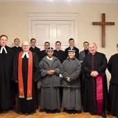 W ewangelicko-metodystycznej kaplicy Emanuela w modlitwie wzięli udział przedstawiciele Kościołów ewangelicko- -augsburskiego, prawosławnego i rzymskokatolickiego, w tym siostry brygidki oraz klerycy Gdańskiego Seminarium Duchownego, a także wierni z trójmiejskiej diaspory ewangelicko-reformowanej.