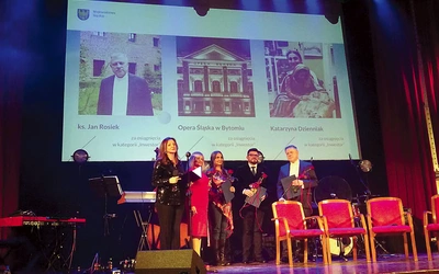 Nagrodzeni (od prawej): ks. Jan Rosiek, Łukasz Goik, dyrektor Opery Śląskiej w Bytomiu, i Katarzyna Dzienniak, konserwator dzieł sztuki.