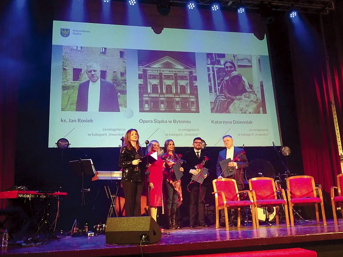 Nagrodzeni (od prawej): ks. Jan Rosiek, Łukasz Goik, dyrektor Opery Śląskiej w Bytomiu, i Katarzyna Dzienniak, konserwator dzieł sztuki.