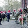 Złożenie kwiatów pod pomnikiem w Bytomiu- -Miechowicach. 