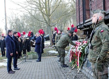 Złożenie kwiatów pod pomnikiem w Bytomiu- -Miechowicach. 