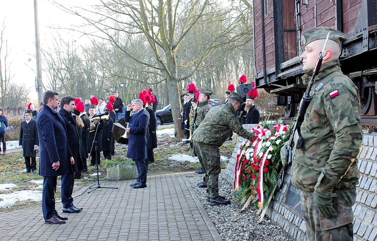 Złożenie kwiatów pod pomnikiem w Bytomiu- -Miechowicach. 
