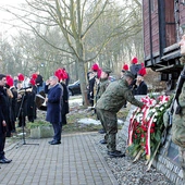 Złożenie kwiatów pod pomnikiem w Bytomiu- -Miechowicach. 