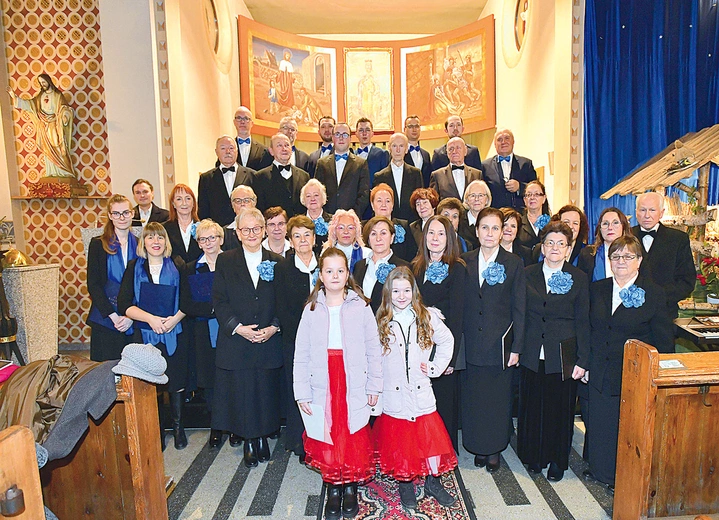 Chór parafialny „Cecylia” i chór Laudemus Mariam.