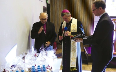 Biskupi Roman Pindel i Adrian Korczago pobłogosławili „chlebki jedności”.