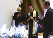 Biskupi Roman Pindel i Adrian Korczago pobłogosławili „chlebki jedności”.