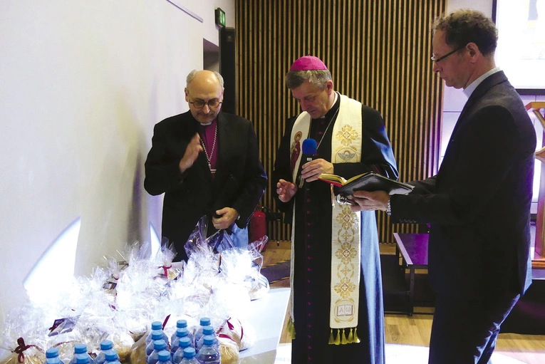 Biskupi Roman Pindel i Adrian Korczago pobłogosławili „chlebki jedności”.