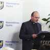 Ks. Tomasz Sroka dołączył do bialskich wolontariuszy. 
