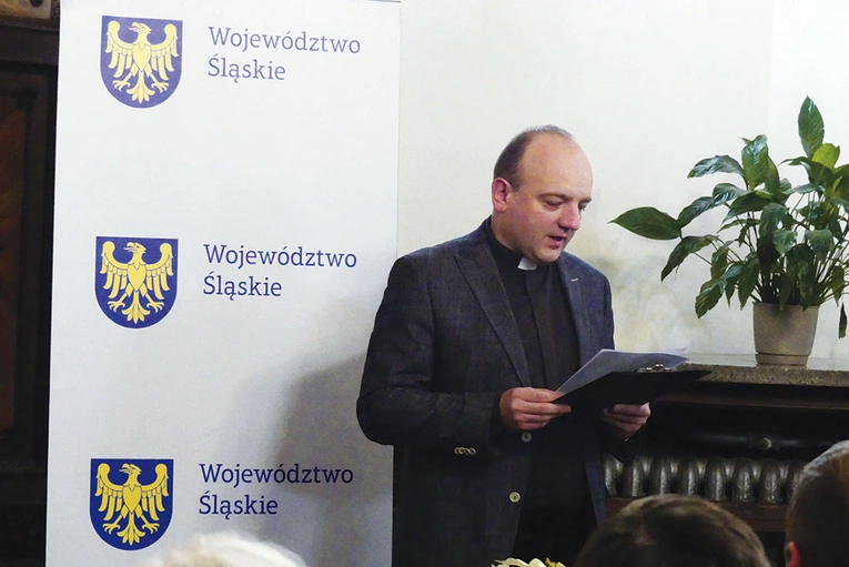 Ks. Tomasz Sroka dołączył do bialskich wolontariuszy. 