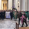 Po Mszy św. złożono kwiaty pod tablicą upamiętniającą ofiary Sowietów.